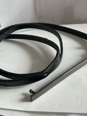 Black Men's Leather Strap Belt - Classic Minimal Design